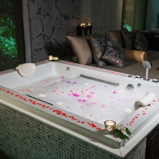 Private jacuzzi massage in dubai